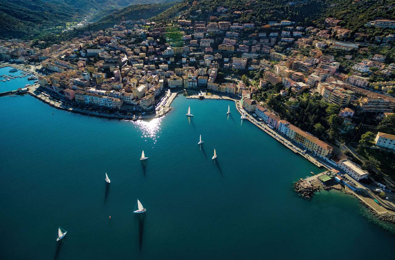 Panorama della Laguna di Orbetello con i tomboli che collegano l'Argentario alla terraferma